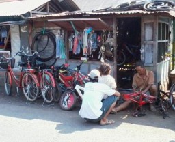 Demi Sesuap Nasi, Misto Bertahan Menjadi Pedagang Sepeda Ontel